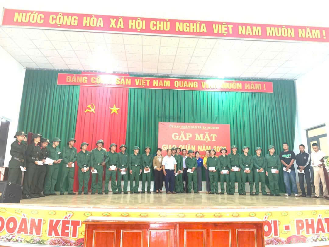 Tổ chức gặp mặt giao quân và tặng quà năm 2025
