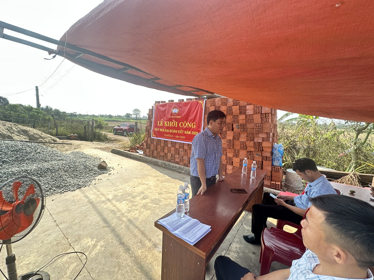 KHỞI CÔNG XÂY DỰNG NHÀ "ĐẠI ĐOÀN KẾT" CHO HỘ GIA ĐÌNH BÀ NÔNG THỊ NGA
