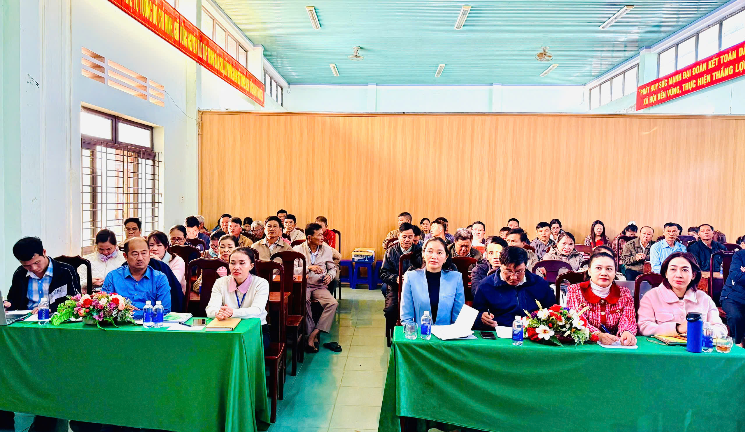 XÃ EA M’DROH GẶP MẶT, CUNG CẤP THÔNG TIN VÀ TẶNG QUÀ CHO GIÀ LÀNG, NGƯỜI CÓ UY TÍN TRONG ĐỒNG BÀO DÂN TỘC THIỂU SỐ