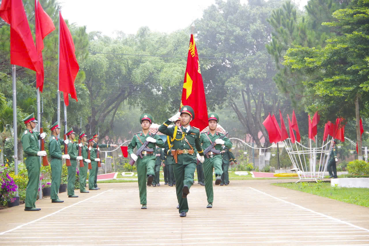 LÃNH ĐẠO, CHÍNH QUYỀN ĐỊA PHƯƠNG XÃ EA M'DROH THAM DỰ LỄ TUYÊN THỆ CHIẾN SĨ MỚI NĂM 2026