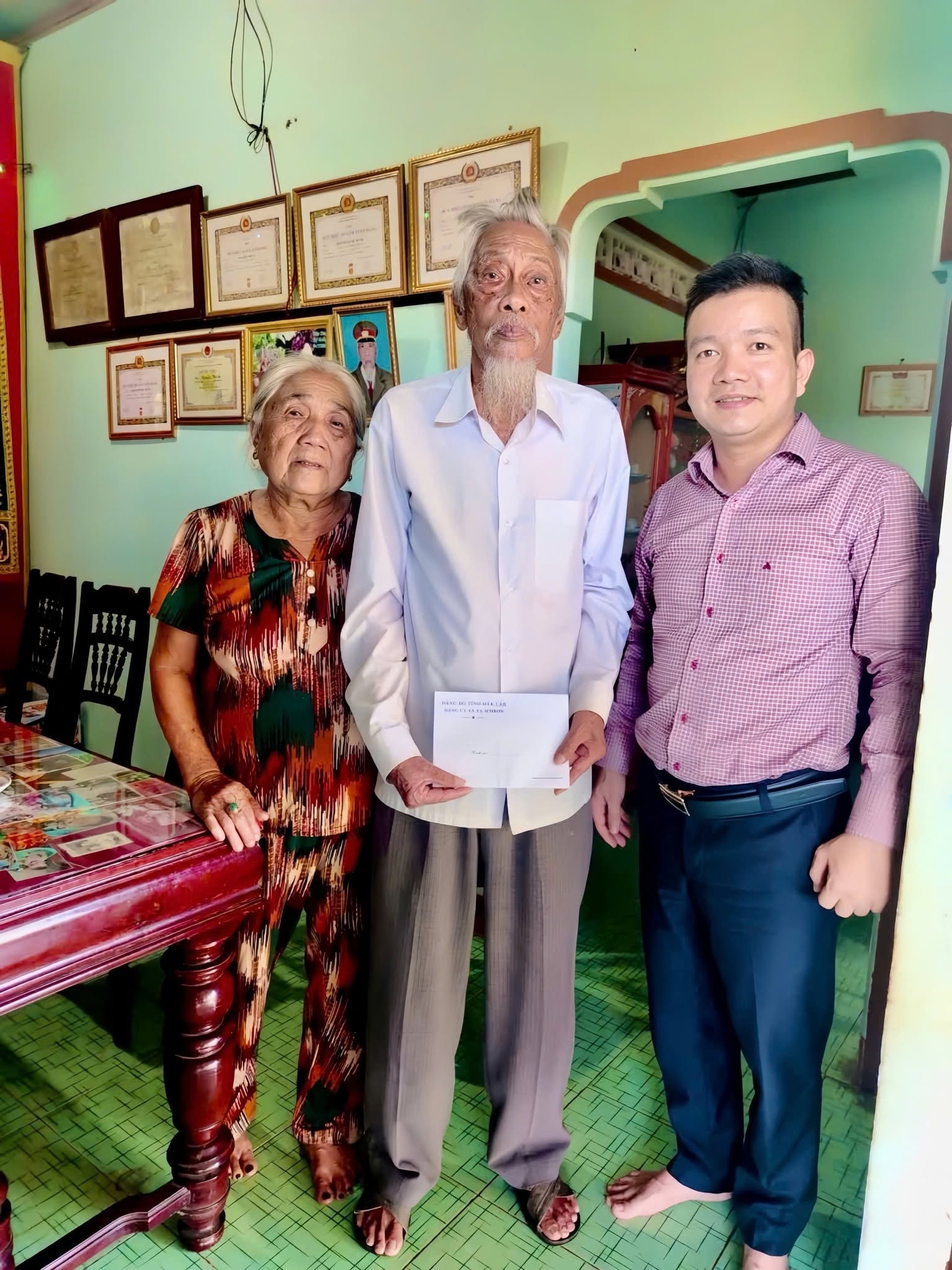 ĐẢNG ỦY XÃ EA M'DROH THĂM, HỎI VÀ ĐỘNG VIÊN ĐỒNG CHÍ ĐẢNG VIÊN 60 NĂM TUỔI ĐẢNG NGUYÊN BÍ THƯ CHI BỘ XÃ EA M'NANG LÂM THỜI