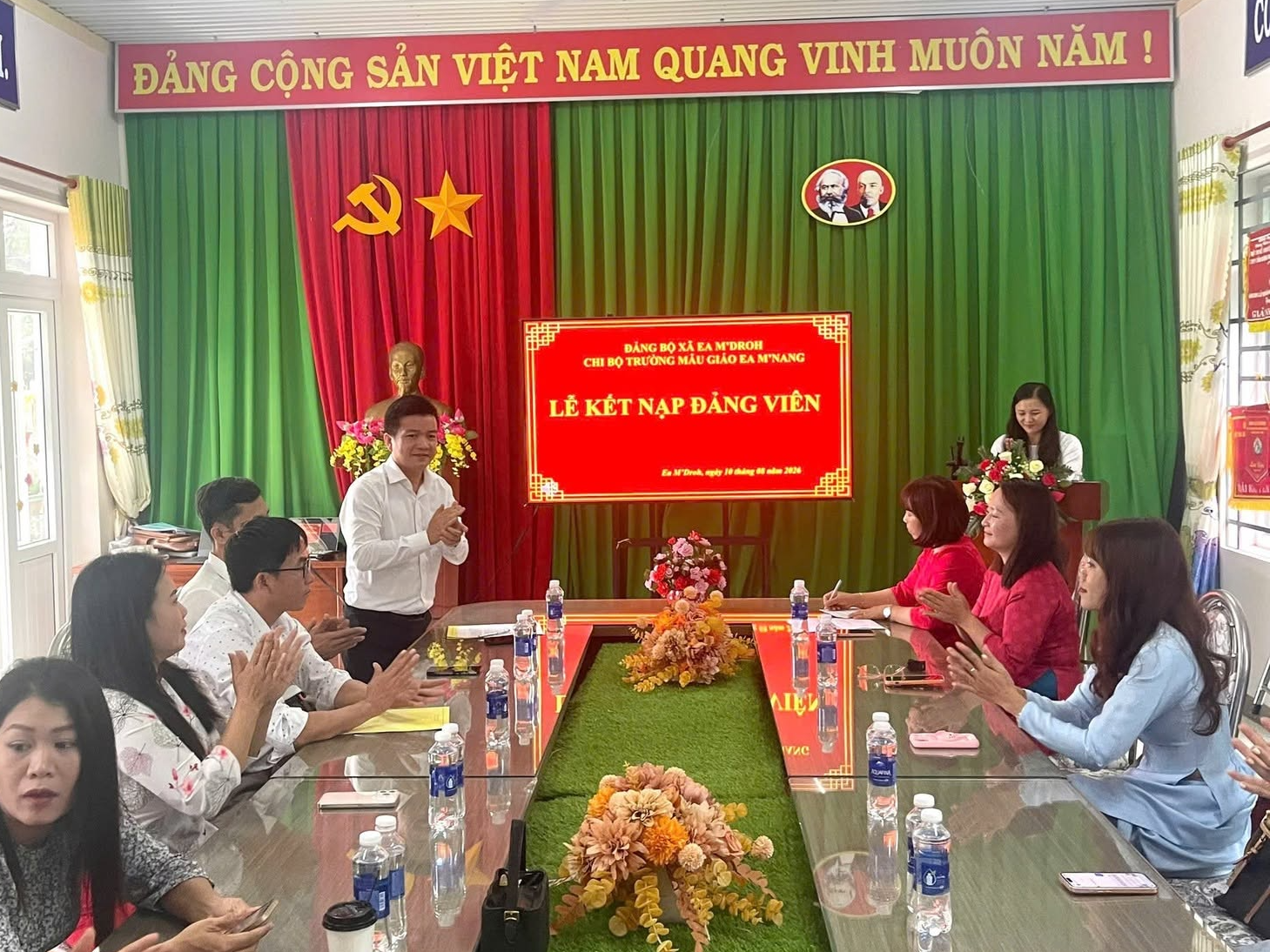 XÃ EA M'DROH TRANG TRỌNG TỔ CHỨC LỄ KẾT NẠP ĐẢNG VIÊN