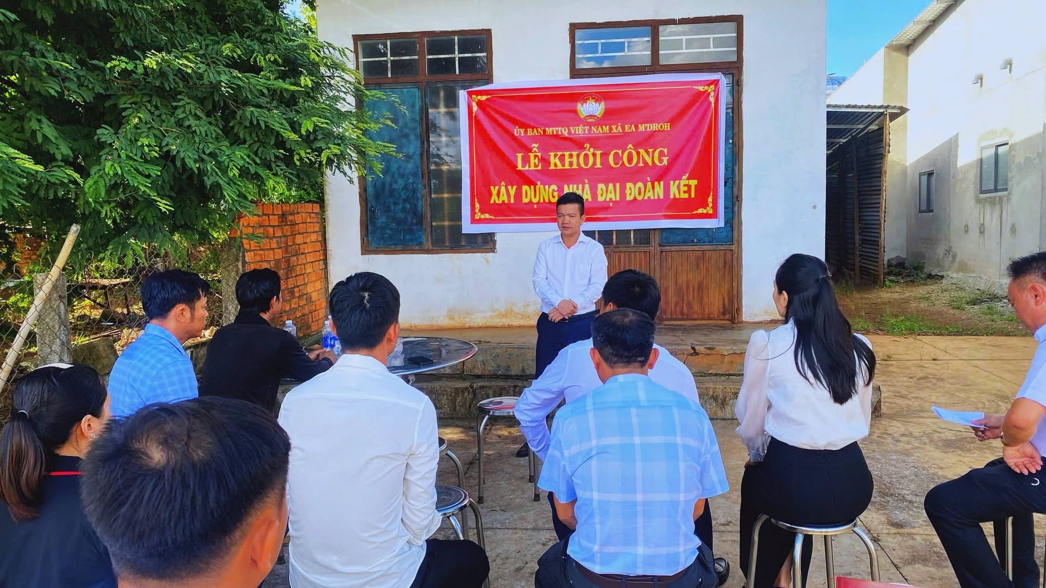 XÃ EA M'DROH: KHỞI CÔNG XÂY DỰNG NHÀ "ĐẠI ĐOÀN KẾT" – TIẾP THÊM ĐỘNG LỰC ĐỂ HỘ NGHÈO VƯƠN LÊN THOÁT NGHÈO