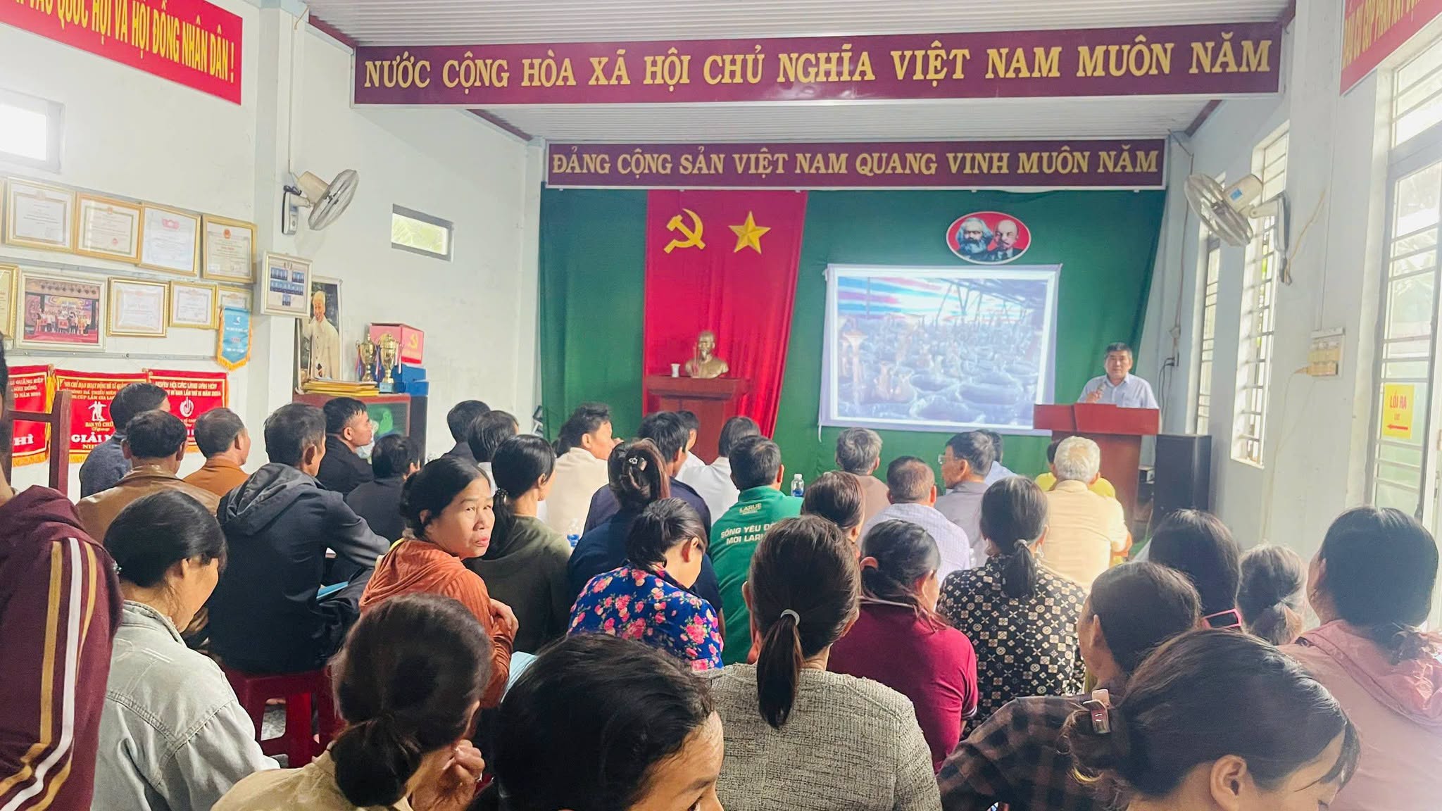XÃ EA M’DROH: TRIỂN KHAI MÔ HÌNH TRỒNG NẤM ĂN – HƯỚNG ĐI MỚI HỖ TRỢ HỘI VIÊN THIẾU ĐẤT SẢN XUẤT