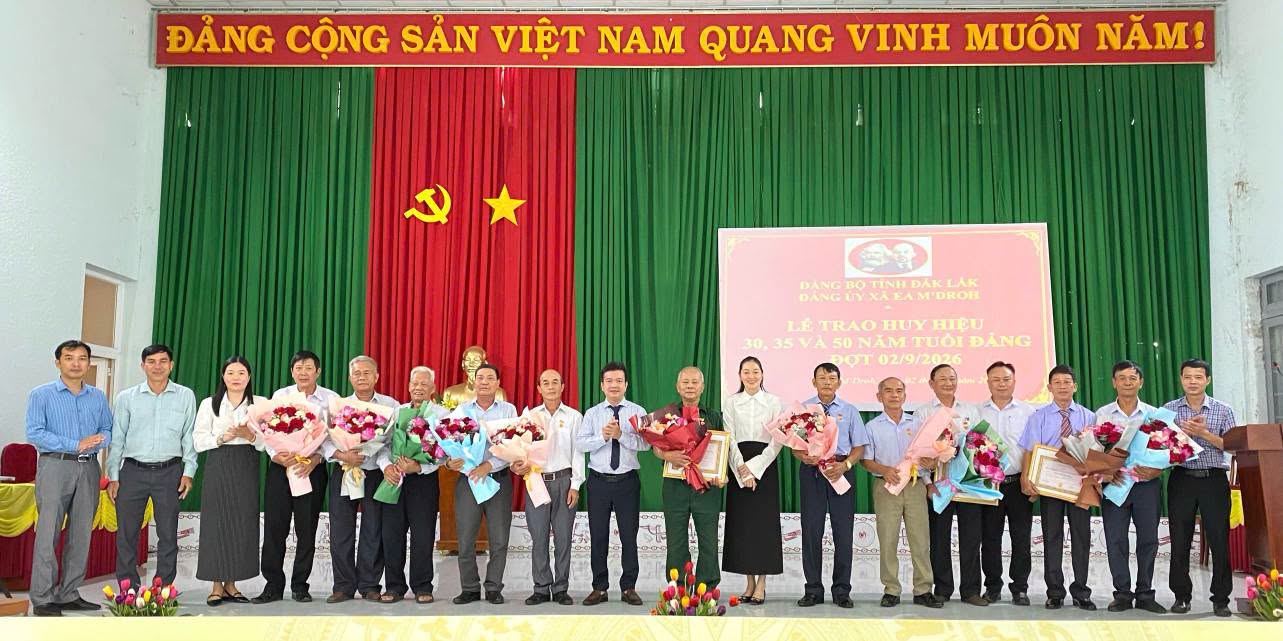 ĐẢNG BỘ XÃ EA M’DROH: TỔ CHỨC LỄ TRAO TẶNG HUY HIỆU ĐẢNG ĐỢT 02/9/2026 VÀ SINH HOẠT CHÍNH TRỊ KỶ NIỆM 81 NĂM CÁCH MẠNG THÁNG TÁM, QUỐC KHÁNH 02/9